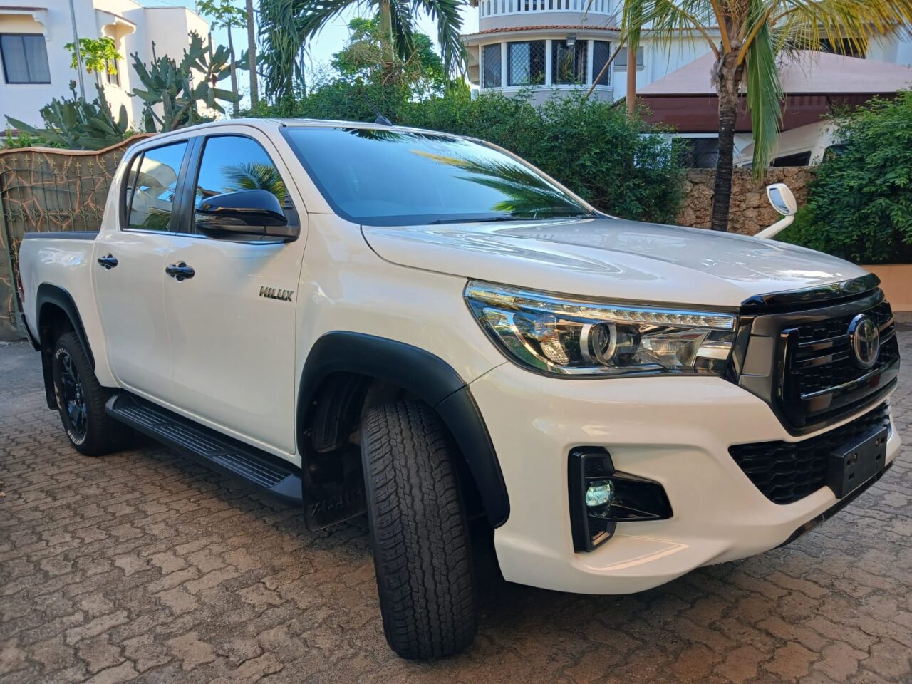 2019 Toyota Hilux — photo 2