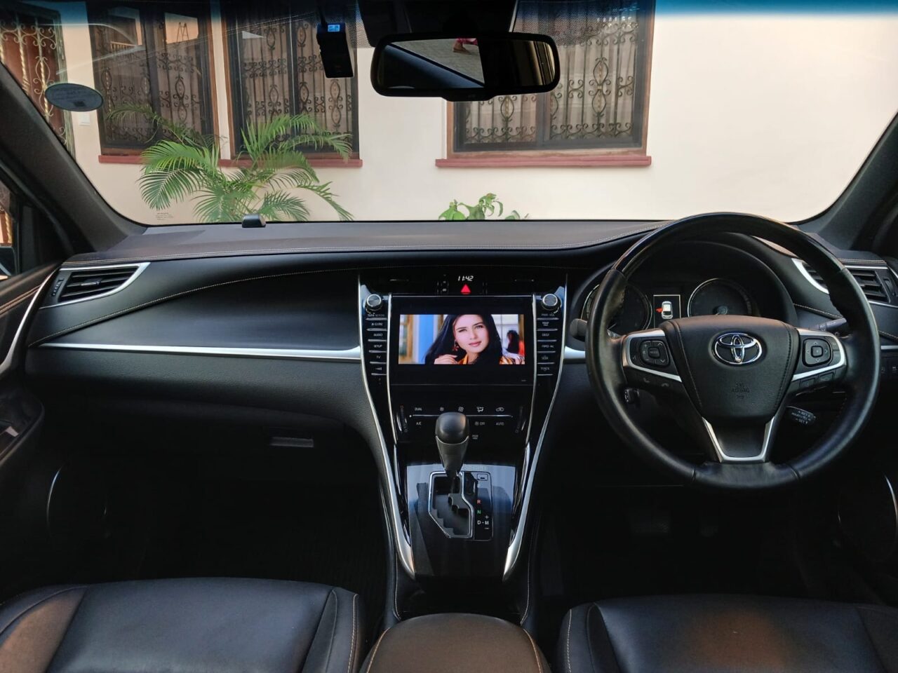 2019 Toyota Harrier Premium Package — photo 3