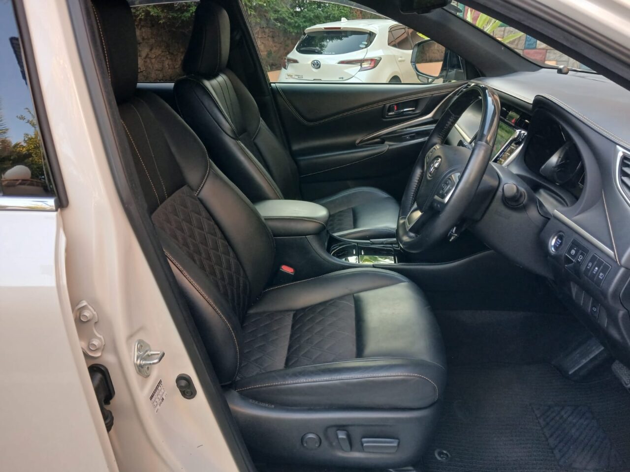 2019 Toyota Harrier Premium Package — photo 4