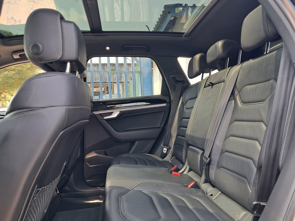 2019 Volkswagen Touareg Sunroof — photo 6
