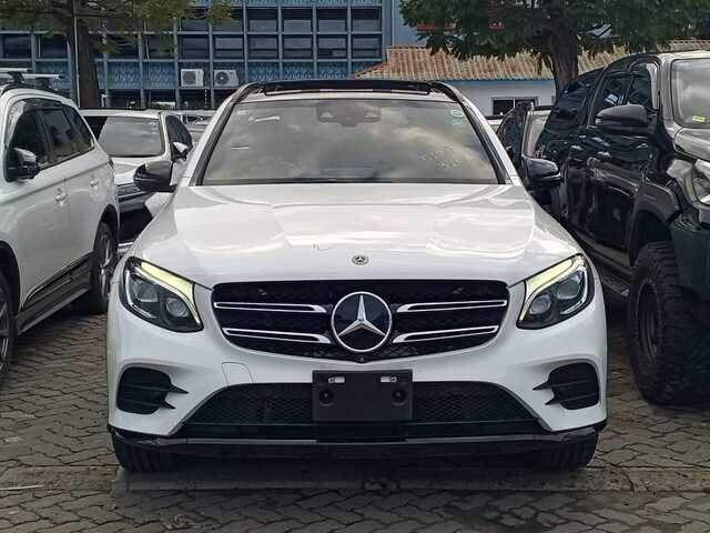 2019 Mercedes-Benz GLC 220D 4MATIC Sunroof — photo 2