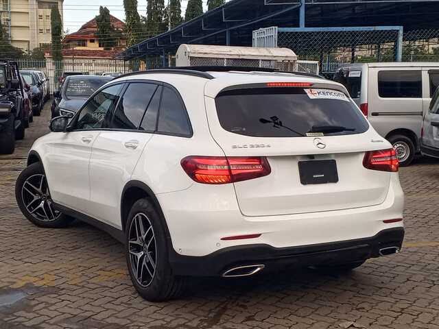 2019 Mercedes-Benz GLC 220D 4MATIC Sunroof — photo 6