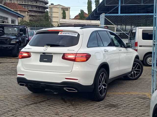 2019 Mercedes-Benz GLC 220D 4MATIC Sunroof — photo 7