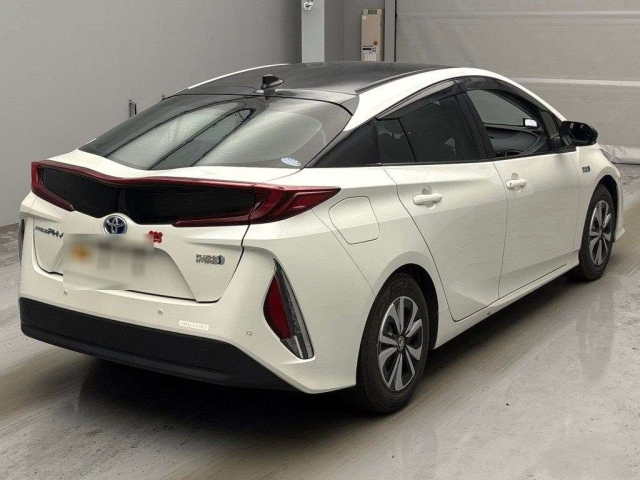 2019 Toyota Prius Plug-in Hybrid (PHEV) — photo 2