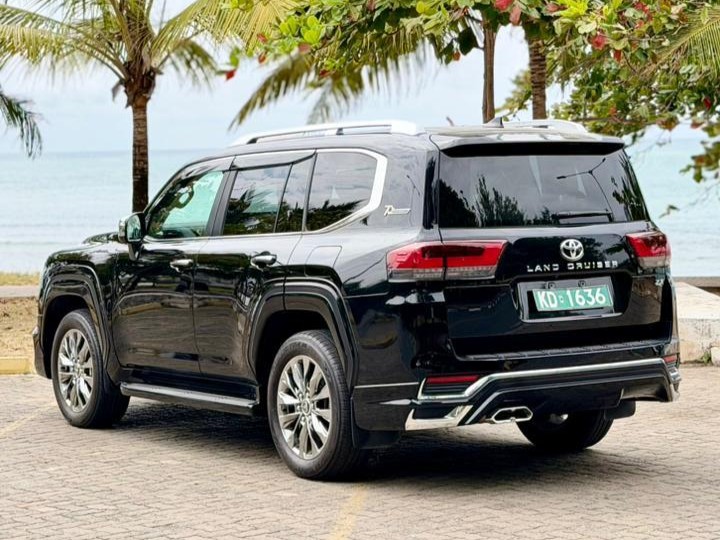 2023 Toyota Landcruiser ZX LC300 Sunroof — photo 7